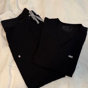 Figs Classic Black Scrub Ensemble